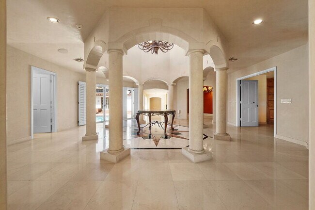 Building Photo - 18714 Bernardo Trails Dr