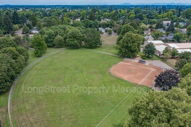 Building Photo - 1950 NW Hayes Ave