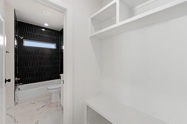 Building Photo - 1008 Fontaine Dr