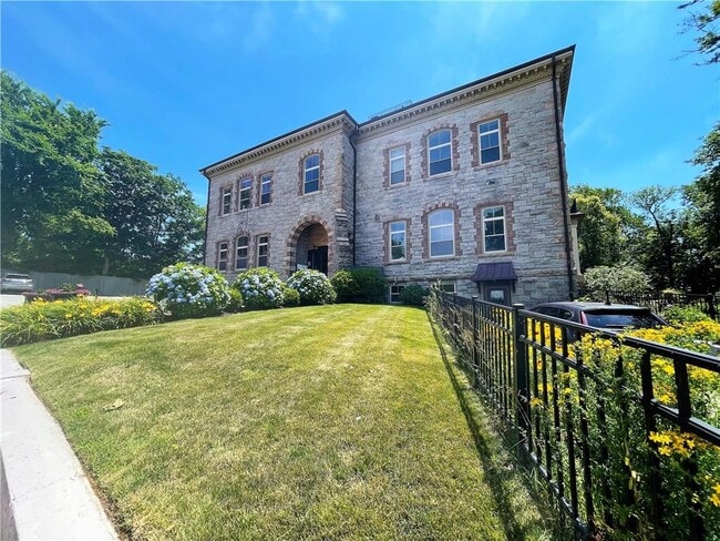 Building Photo - 426 Spring St