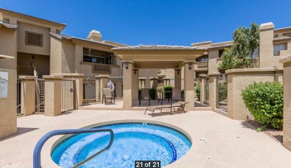 Hot Tub to warm away your aches, pains and stress - 1880 E Morten Ave