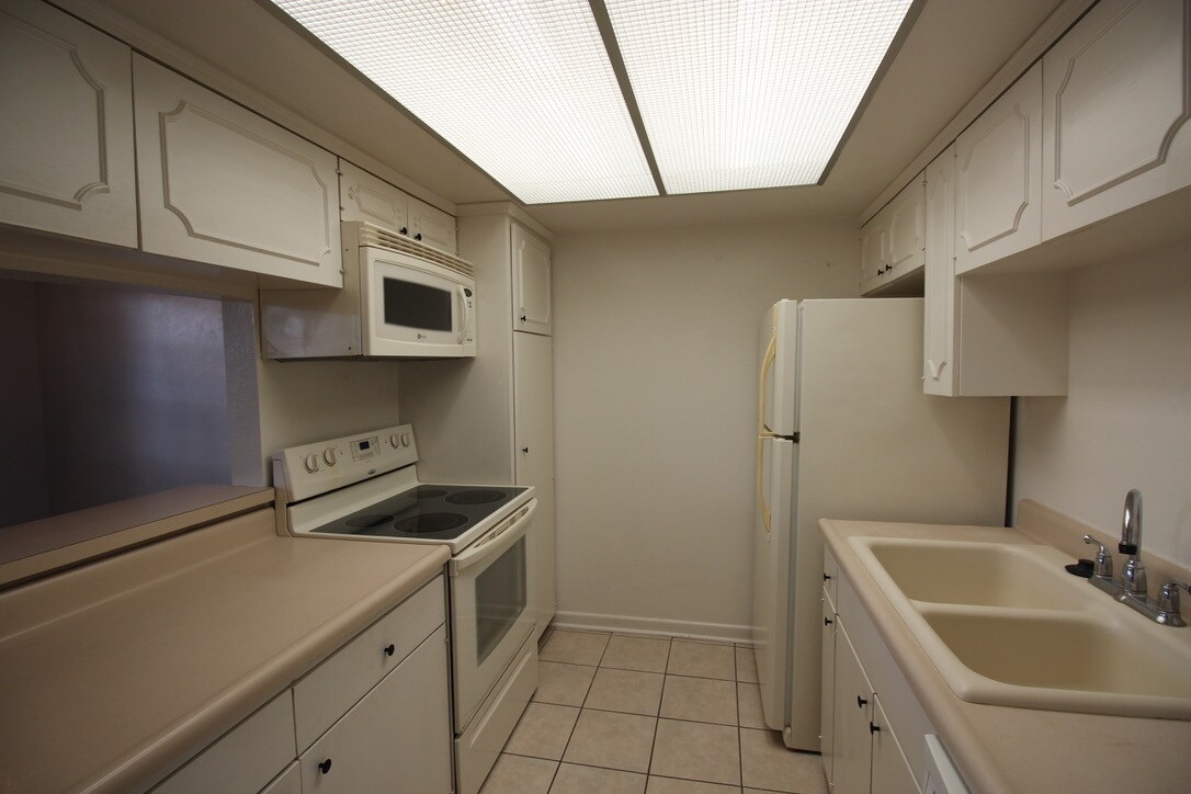 Building Photo - 8401 N New Braunfels Ave