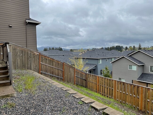 Building Photo - Beautiful 4 Bedroom 2.5 Bath Home Located ...