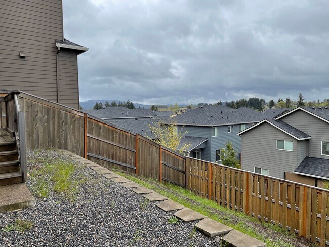 Building Photo - Beautiful 4 + Den Bedroom 2.5 Bath Home Lo...