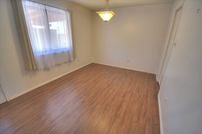 Building Photo - NE Heights 3 Bedroom 2 Bathroom