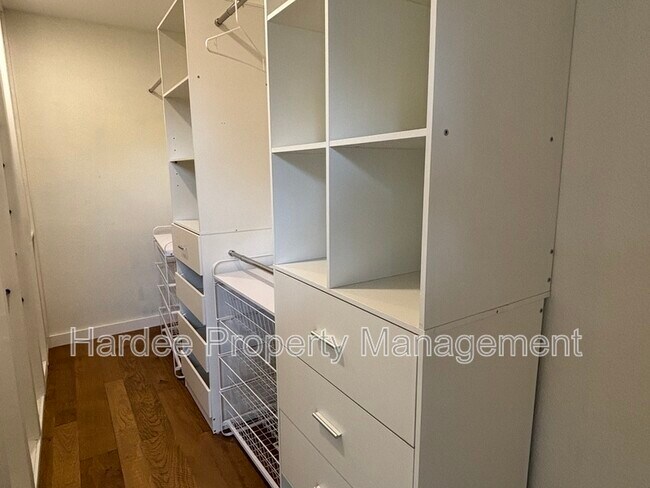Building Photo - 3511 N Barberry Dr