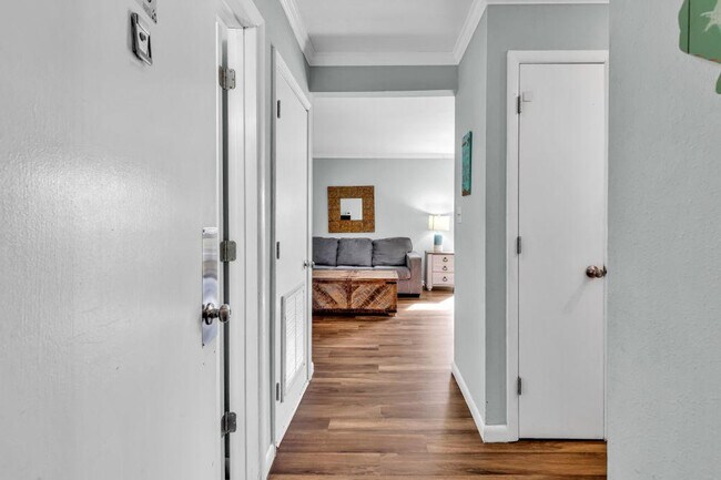 Building Photo - 202 75th Ave N