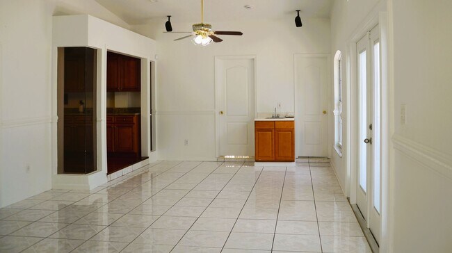 Building Photo - Spacious 4-Bed, 3-Bath Belle Isle Home wit...