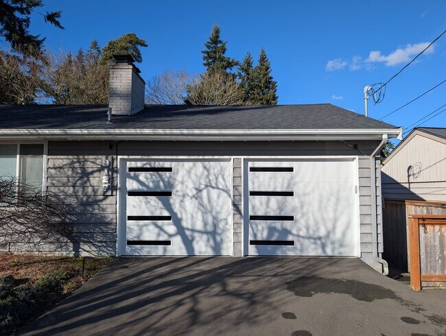 Building Photo - Highly Desirable Edmonds Rambler; 3 Bedroom 1 bath