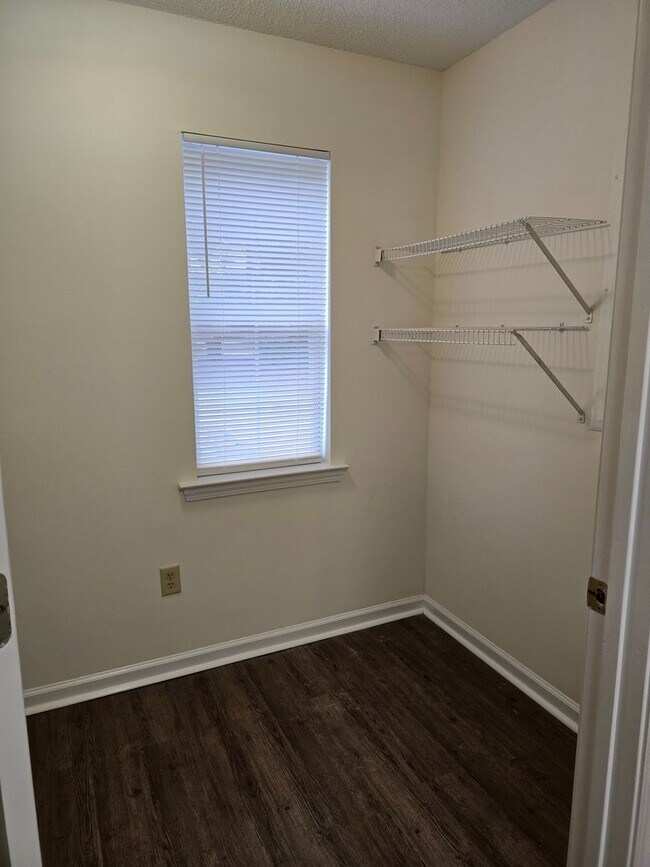 Building Photo - Townhome