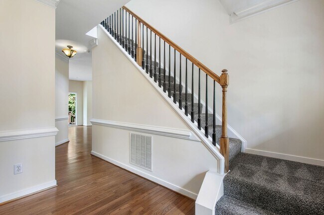 Building Photo - FABULOUS 5 BEDROOM RENOVATED HOME IN HAMPTON PARK