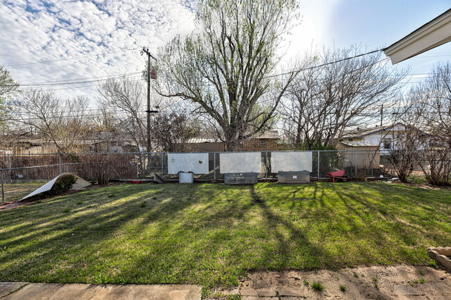 Building Photo - 1520 Brookdale Dr