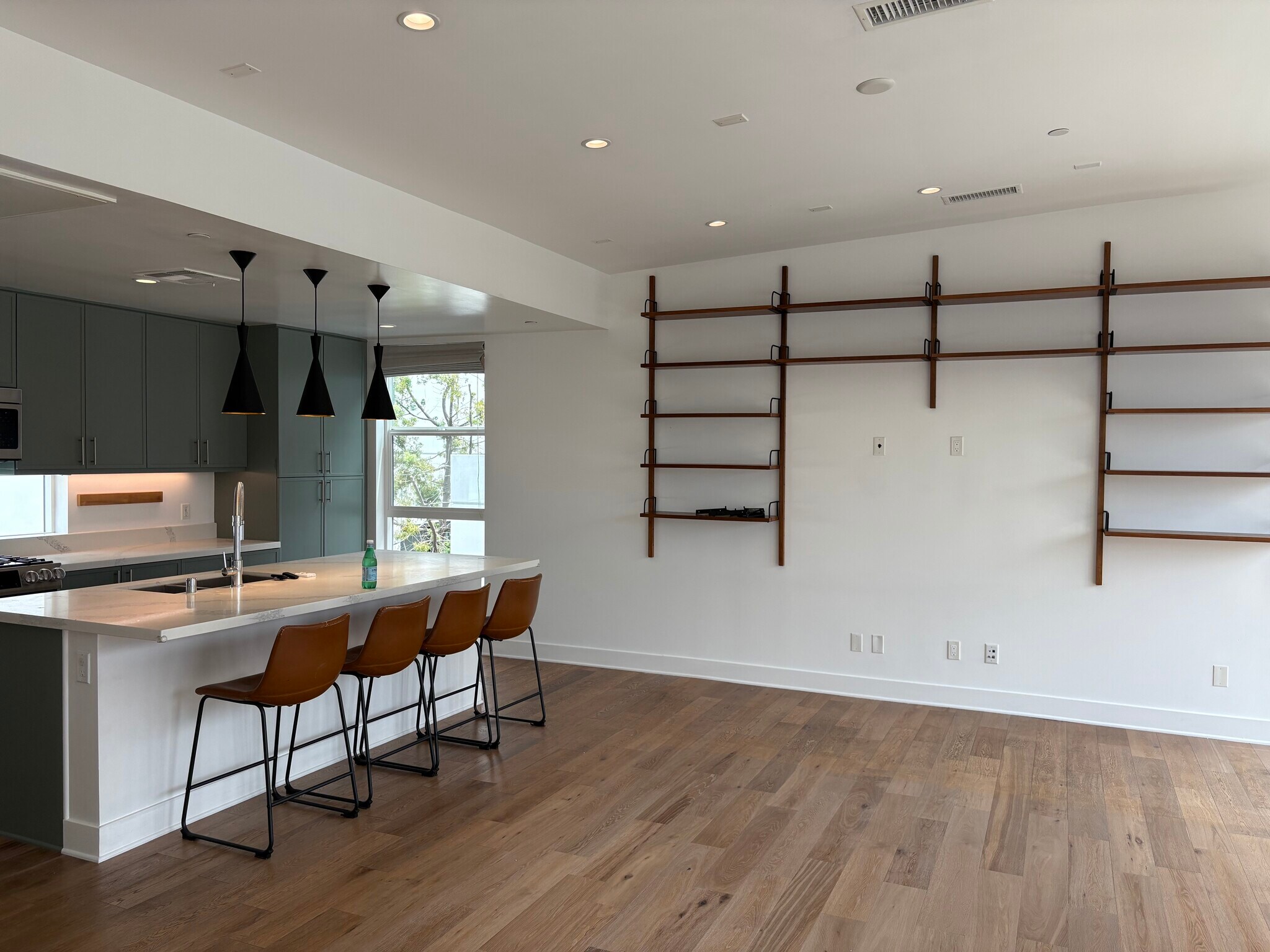 Building Photo - 857 1/2 Hyperion Ave