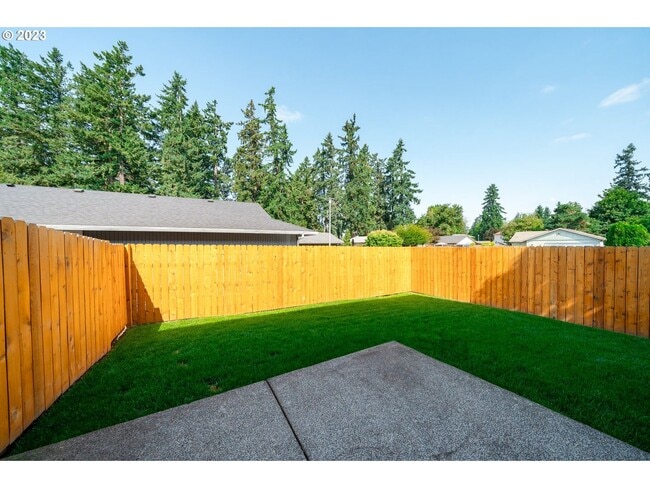Building Photo - Stunning townhouse in Canby- 3 bed / 2.5 b...