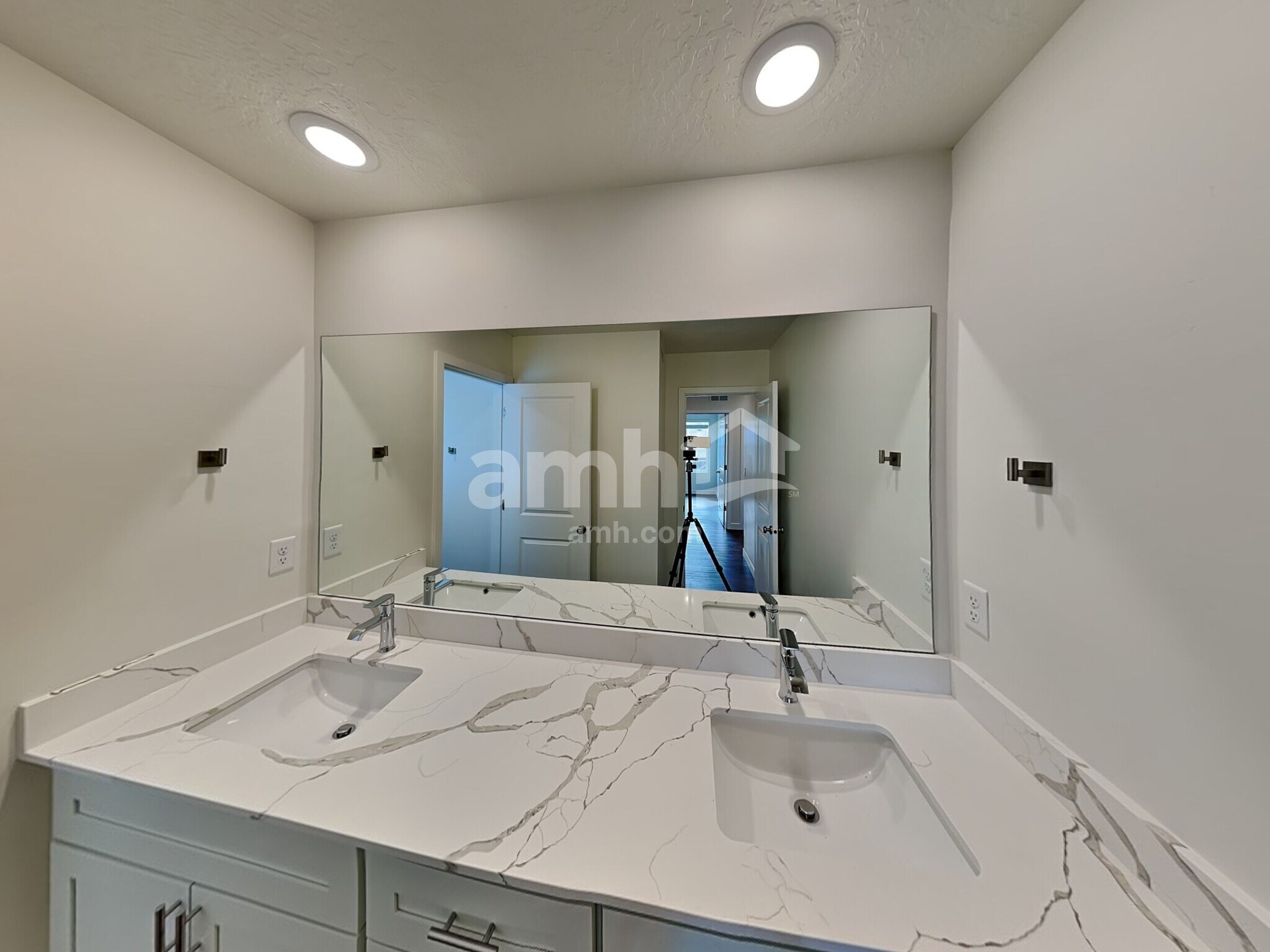 Building Photo - 1256 W Mahogany St