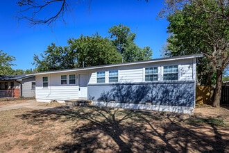 Building Photo - 910 SW 37th St