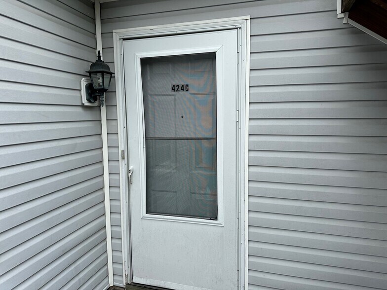 Entry - 426 W Main St