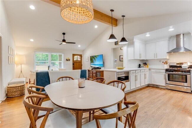 Building Photo - 2357 Cortez Way NE