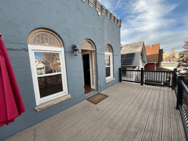 Building Photo - $1000 Move in Special - Beautiful 2 bed 1 bath in unit W/D, renovated kitchen, walkability!