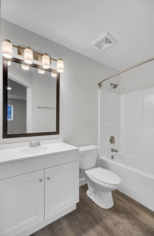 Building Photo - FIRST MONTH FREE- 1BD/1BA Apt- Recently Renovated- Available December 1, 2025