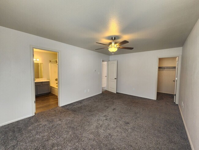 Building Photo - 4 Bed, 2 1/2 Bath in Fruitvale