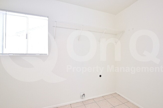Building Photo - 4265 E Vineyard Rd