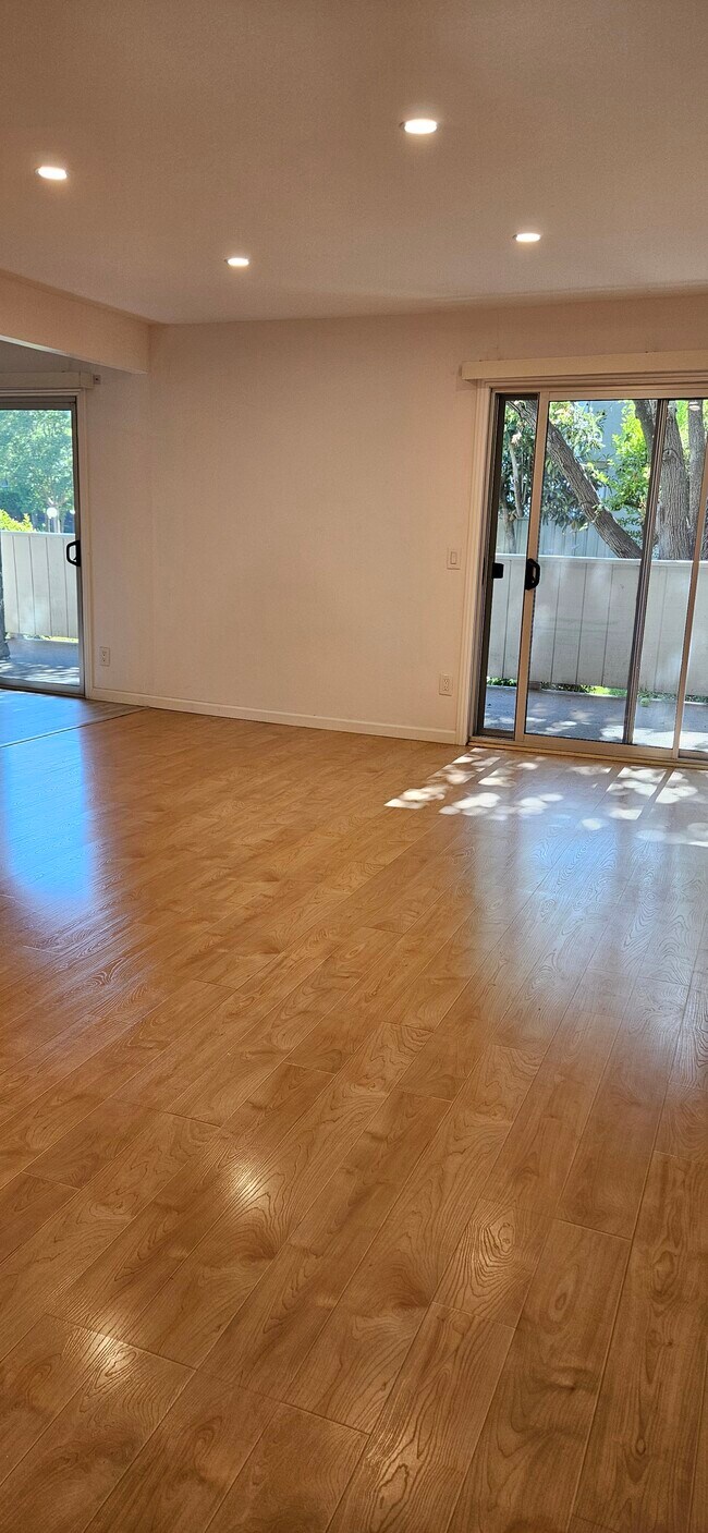 Building Photo - 7110 Rainbow Dr