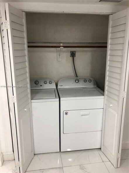Building Photo - 1555 W 44th Pl
