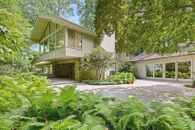 Building Photo - Mid Centurty Modern Home