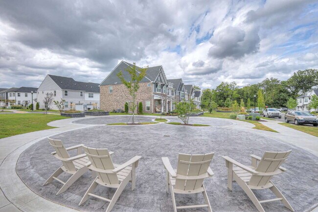 Building Photo - Like-New Modern Townhome Near Dining, Shopping, Trails & Old Hickory Lake