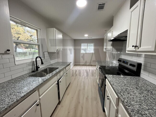 Building Photo - Beautifully updated 3-bedroom, 2-bathroom