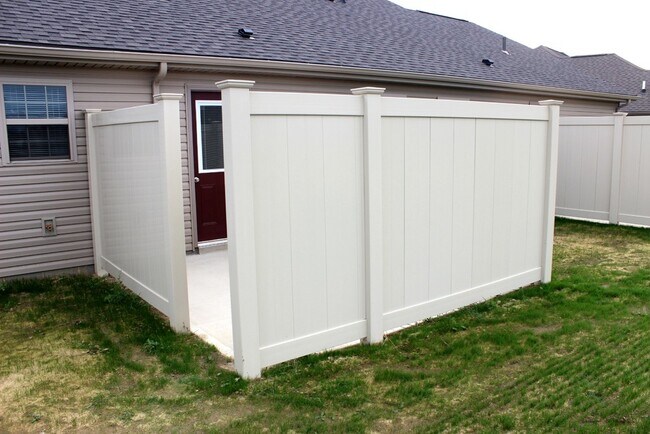 Building Photo - 2206 Shamrock Ln