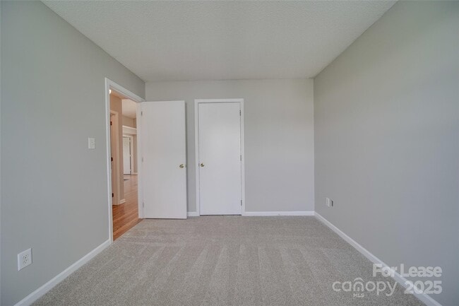 Building Photo - 120 Lantana Dr