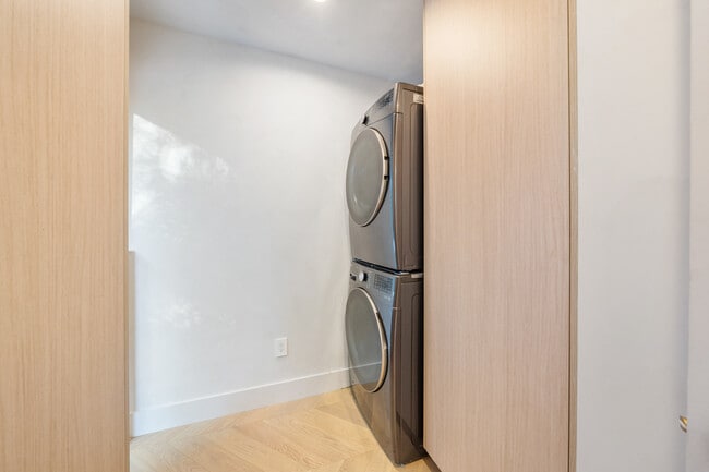 Building Photo - 2221 Bowmont Dr