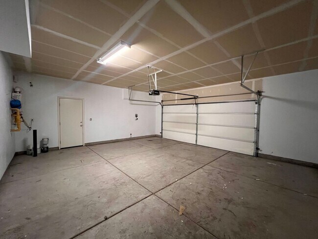 Building Photo - Luxurious 4 bedroom 3 bath family home in ...