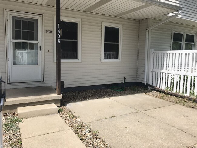 Building Photo - 2 br, 1.5 bath Townhome - Longfellow Townh...