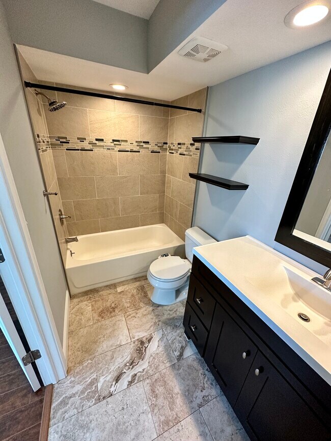 Full bathroom - 2871 S Pines Dr