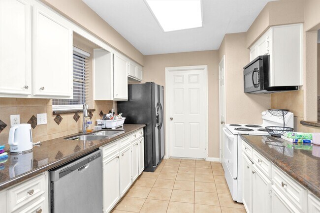 Building Photo - 16327 Green Shade Dr