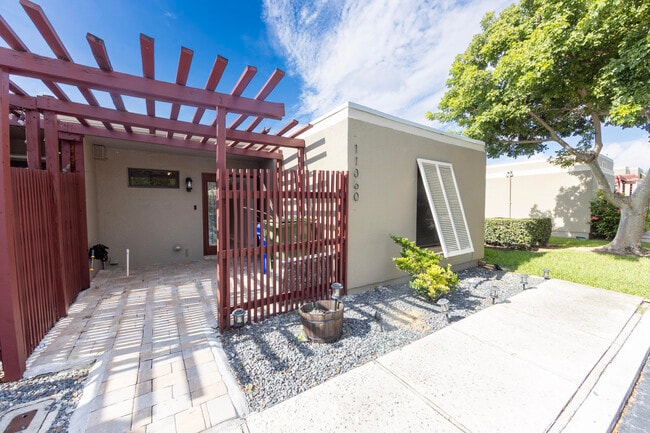 Building Photo - 11060 S Lakeview Dr
