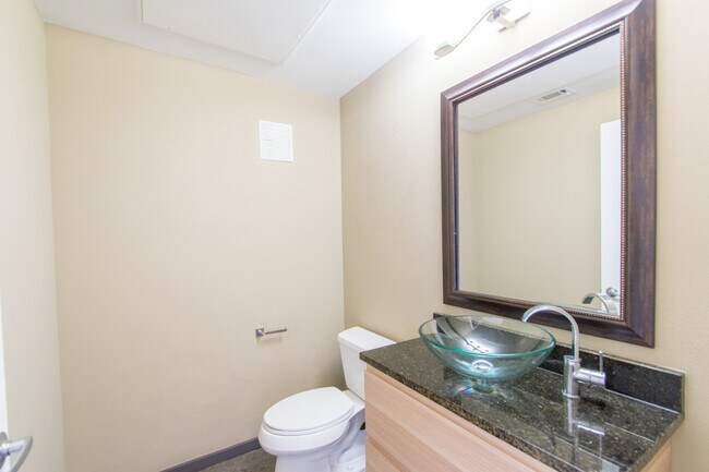 Building Photo - 1 Bed 1.5 Bath Modern Corner Unit Condo in Uptown Dallas!