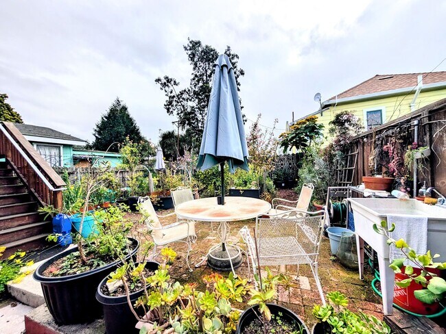 Building Photo - Charming remodeled garden flat with laundry