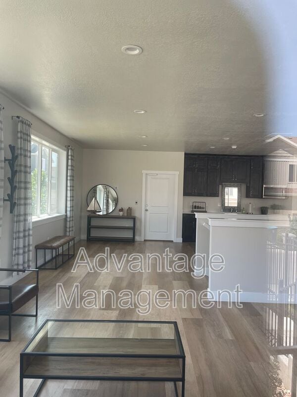 Building Photo - 1010 N 20 E