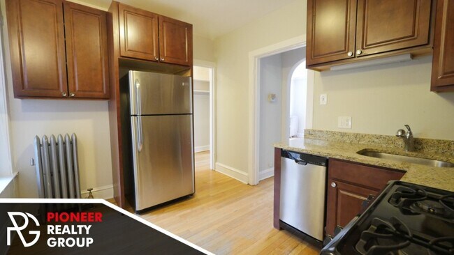 Building Photo - Renovated studio, pet friendly