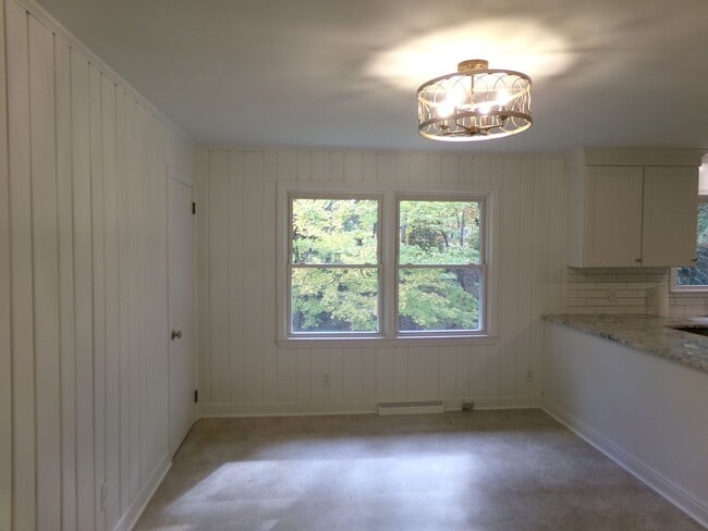 Building Photo - Country Living in Town