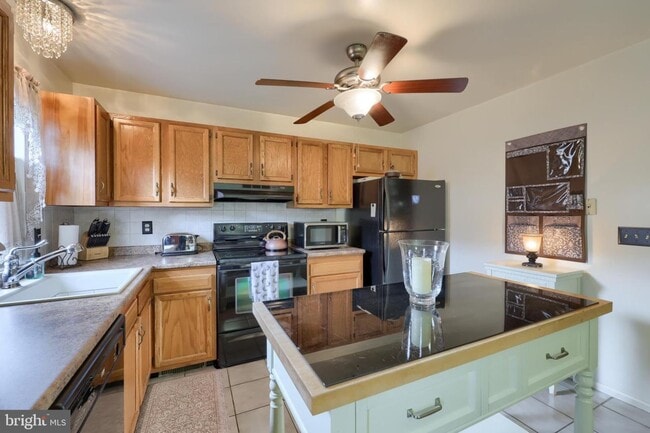 Building Photo - 6 Tiffany Ln