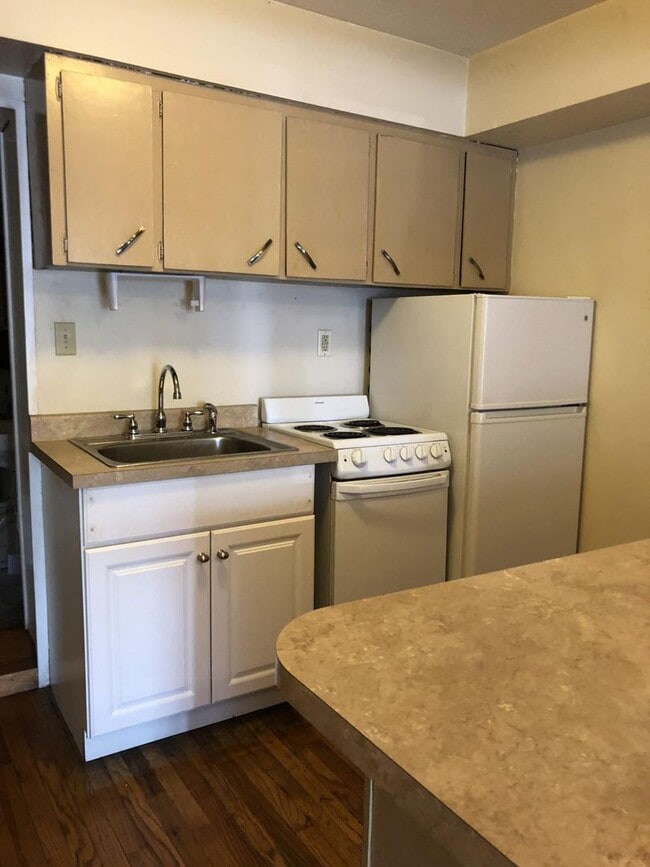Building Photo - Charming 1 Bed / 1 Bath Apartment Near Dow...