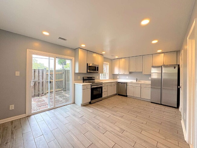 Building Photo - Comfortable Living in a Convenient Lorton Location