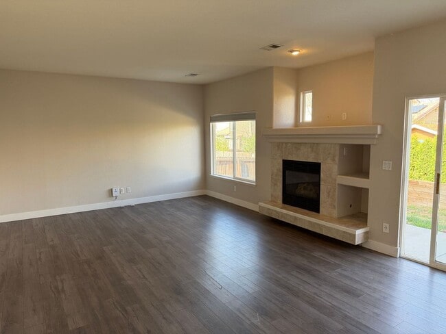 Building Photo - Spacious and Bright 3BD Home in Denver - Available Now