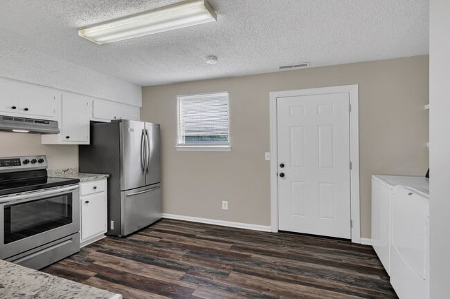 Building Photo - AVAILABLE July 23rd. 2 BD 1 1/2 BATH. CLOS...