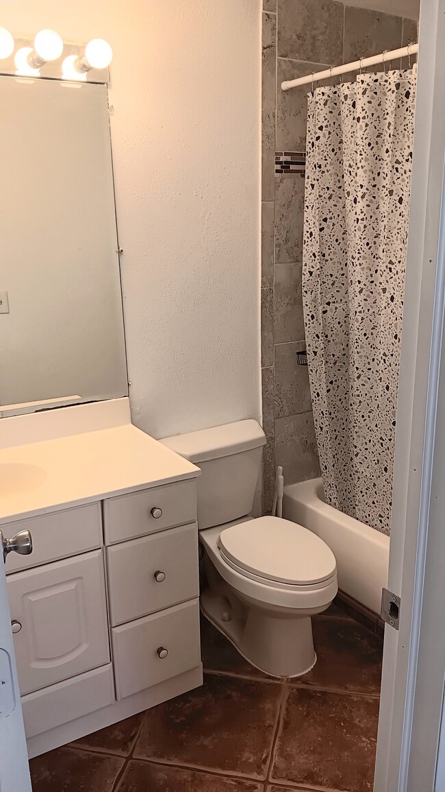 Building Photo - 2724 Hidden Lake Blvd